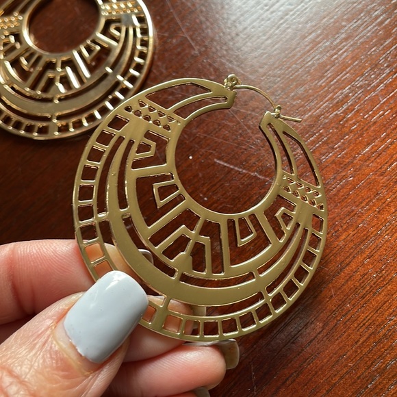 Golden HOOPS - Picture 3 of 3